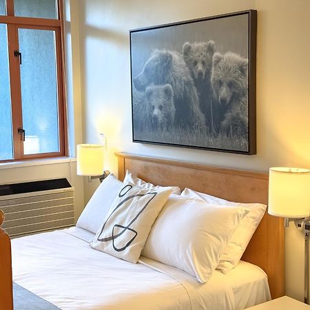 Alpenglow Lodge By Mva Whistler Extérieur photo